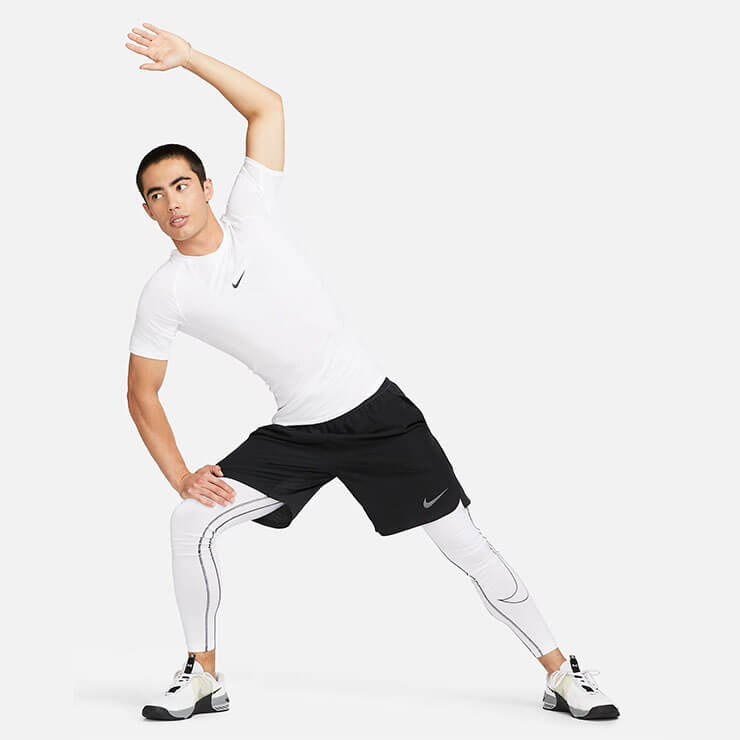 ナイキ プロ DRI-FIT インナーシャツ アンダーシャツ 丸首 半袖 タイト ホワイト FB7933-100 ショートスリーブ トップス クルーネック アンダーウェア インナーウェア フィットネスウェア スポーツウェア トレーニングウェア ランニング ジム NIKE