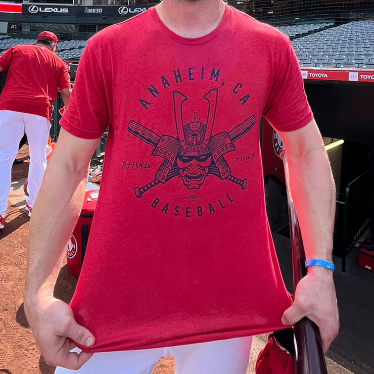 【日本未発売】アナハイム ホームラン 兜 Tシャツ 半袖 メンズ ユニセックス 夏物 Anaheim Samurai Helmet T-Shirt 並行輸入品 エンゼルス ホームランセレブレーション かぶと カジュアル スポカジ 普段着 スポーツウェア トレーニングウェア 夏用 直輸入品 大きいサイズ